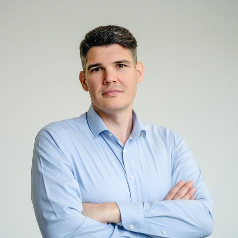 Nemanja Žilović blickt in die Kamera