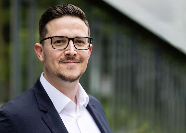 Geschäftsmann lächelt in die Kamera