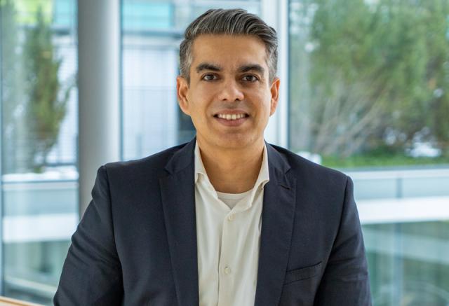 Nitin Bhatia schaut in die Kamera