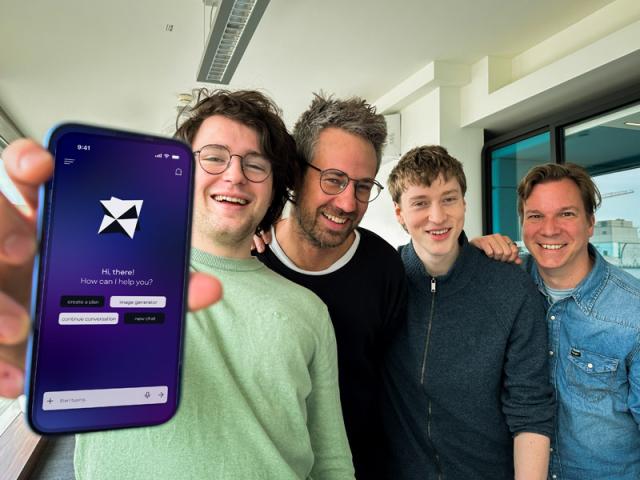vier junge Teammitglieder mit Handy