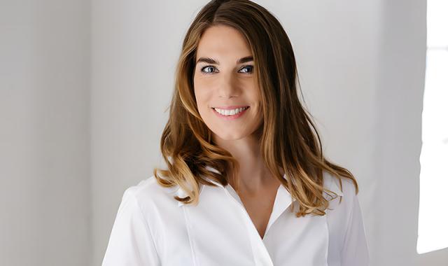 Martina Wagner lächelt in die Kamera