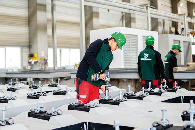 Arbeiter mit Helm und Werkzeug