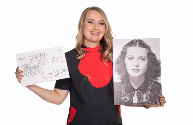 Manuela Weixlbaumer hält eine technische Rechenaufgabe und eine Foto von Hedy Lamarr.