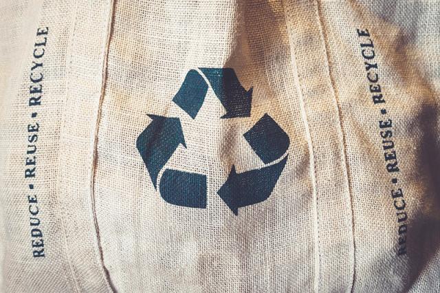 Jutesack mit Recycling-Logo