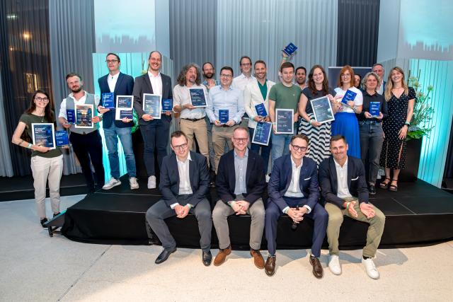 Gruppenfoto von GewinnerInnen auf einer Bühne