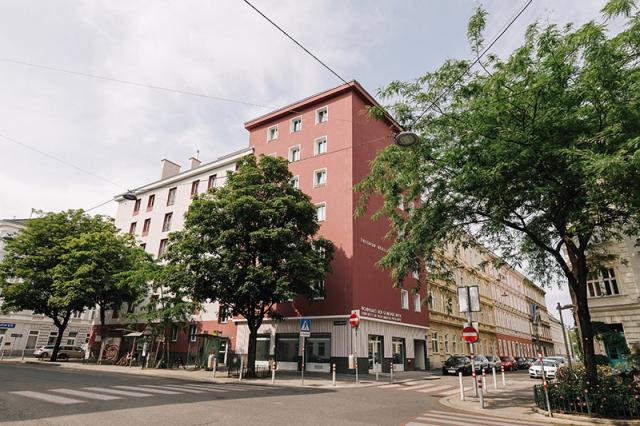 Wohnblock mit Bäumen von Wiener Wohnen
