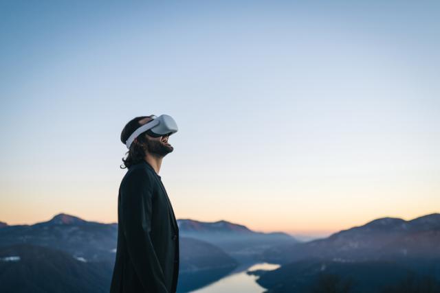 Mann mit Bart und VR-Brille blickt in den Himmel