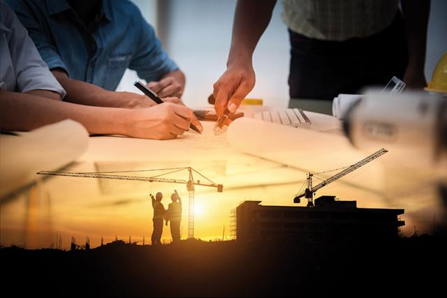 Planer über Baustelle im Sonnenuntergang