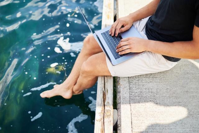 Arbeit am Laptop am See