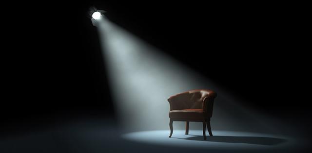 Spotlight auf leeres Sofa