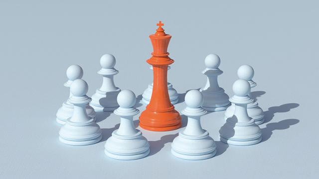 Schachfiguren mit König oder Dame mittig in Orange