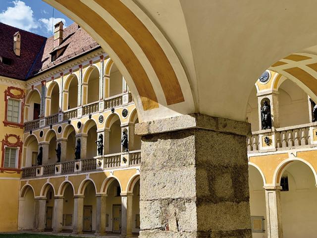 Innenstadt, Bogen mit historischem Haus im Hintergrund