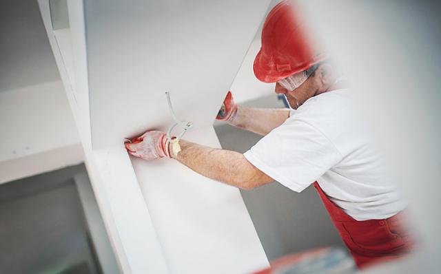 Bauarbeiter mit Helm in Innenbereich