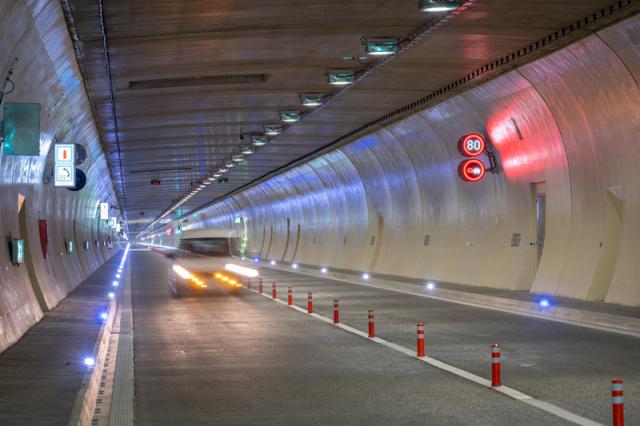 Innenaufnahme mit Auto einer Tunnelröhre