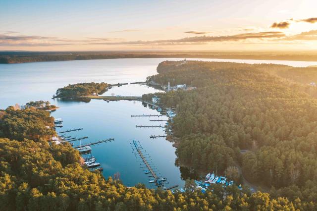 Luftaufnahme von Landschaft am Meer