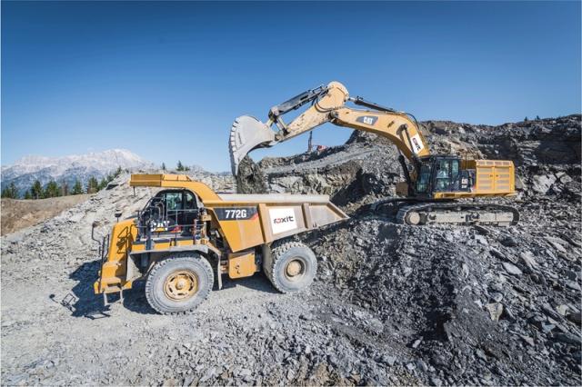 Bagger und Dumper in Steinbruch