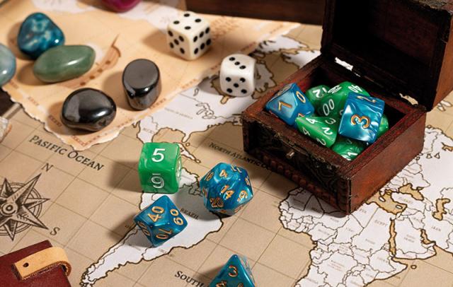 Spielwürfel auf Landkarte und Spielbrett